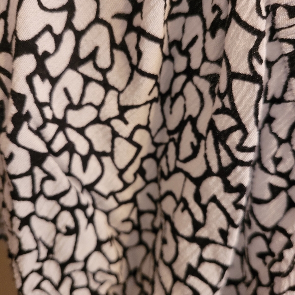 Women's Black and White Patterned Top - Picture 2 of 6
